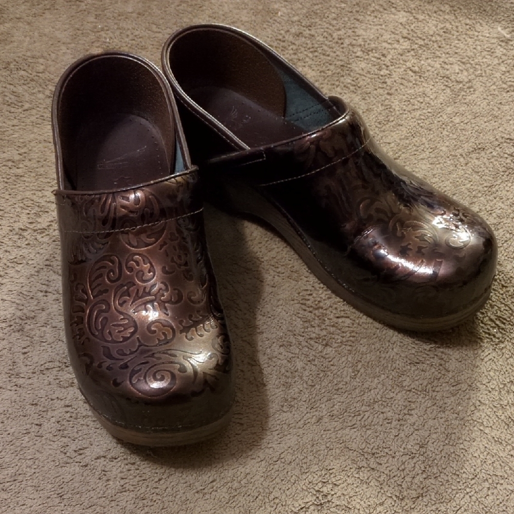 💥🍂Dansko Embossed Clogs - Metallic Brown 🤎 Women's 41 Euro (11 US)💥🍂